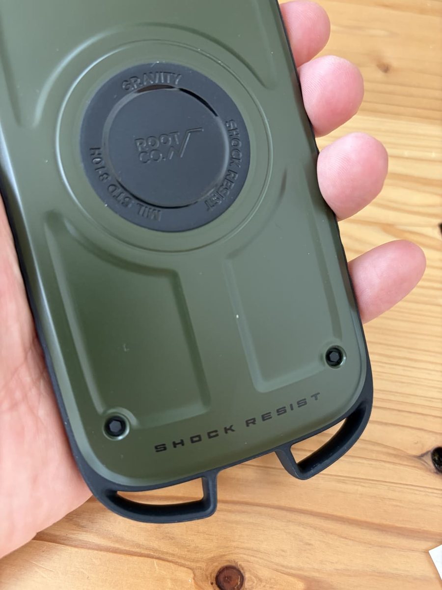 Root CoのiPhone17e対応ケースの下部ストラップホールと背面デザイン