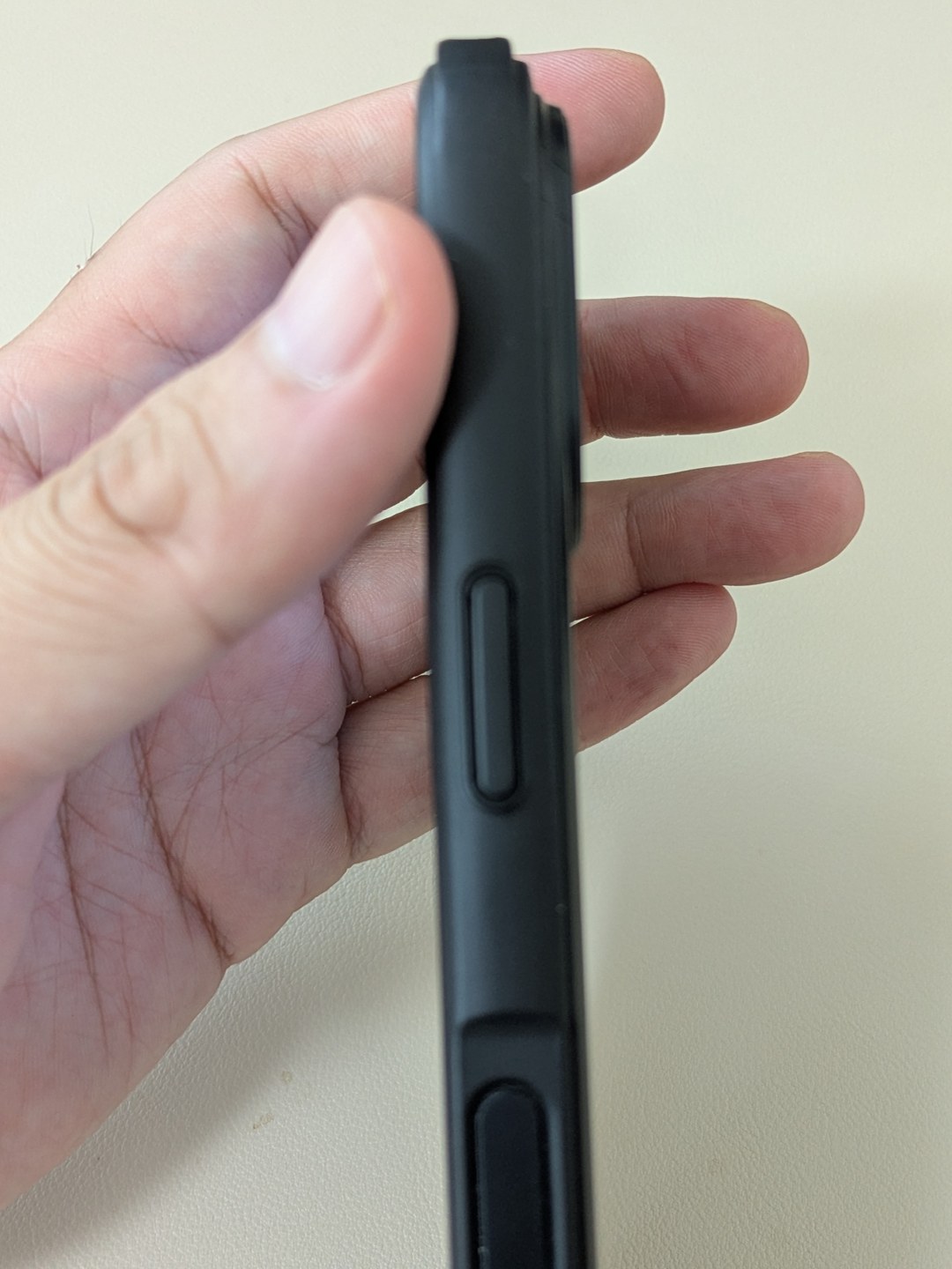 ROOT CO. GRAVITY Shock Resist(iPhone 17用・黒・約1年使用)