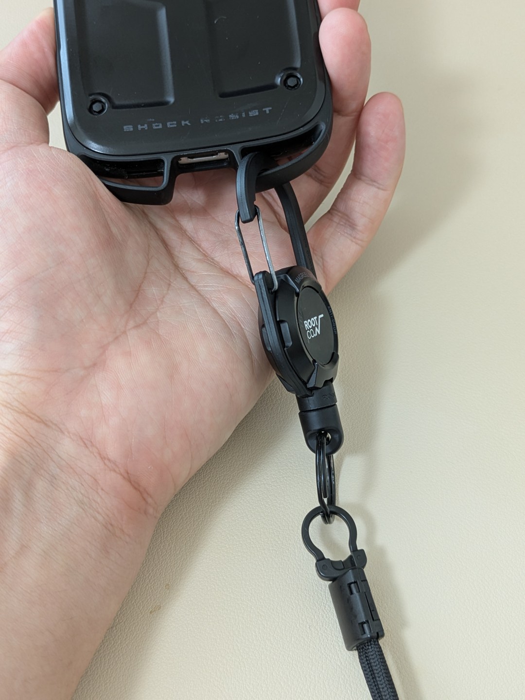 ROOT CO.黒のカラビナループにストラップを付けたところ