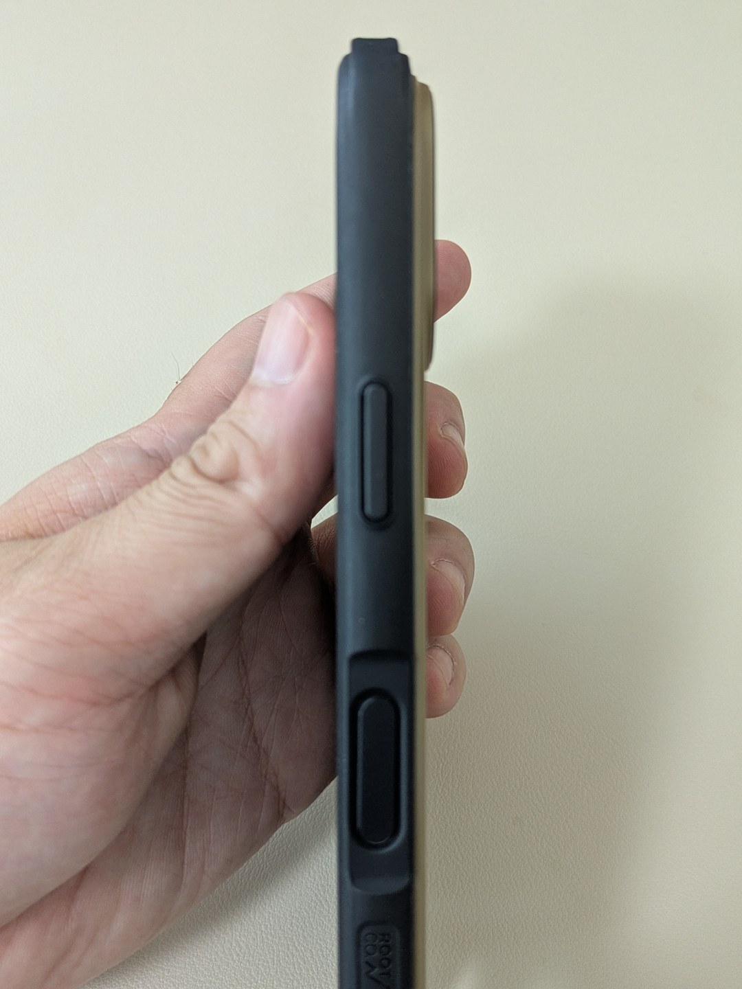 ROOT CO. GRAVITY Shock Resist(iPhone 17用・ブラウン)