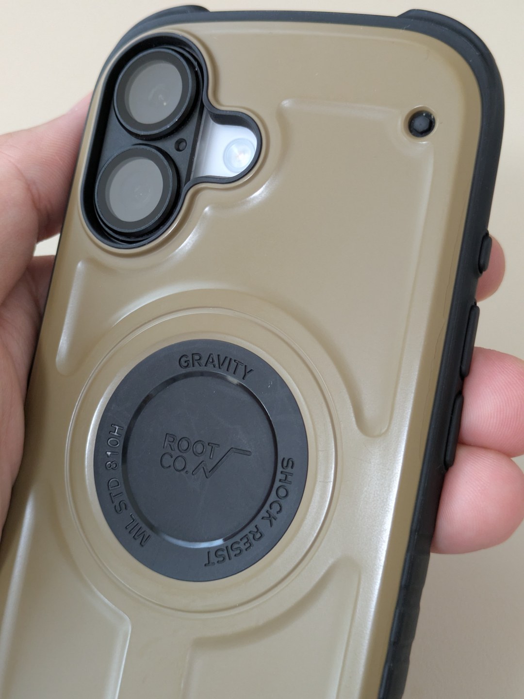 iPhone 17にROOT CO.ブラウンを装着したカメラ周りとMagSafeリング