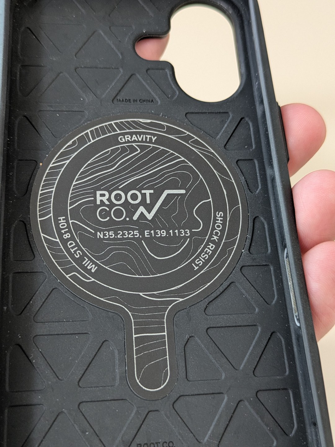 ROOT CO.ブラウンの内側。MagSafeリングと衝撃吸収の凹凸
