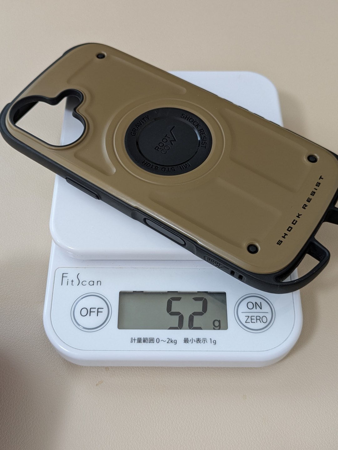 ROOT CO. GRAVITY Shock Resist(iPhone 17用・ブラウン)をキッチンスケールで計量