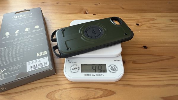 Root CoのiPhone17e対応ケースを重量計で測っている写真