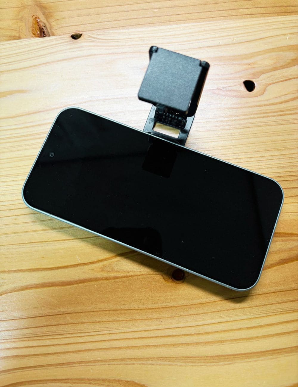 ガラスザムライ らくらくクリップをスマホに装着した状態