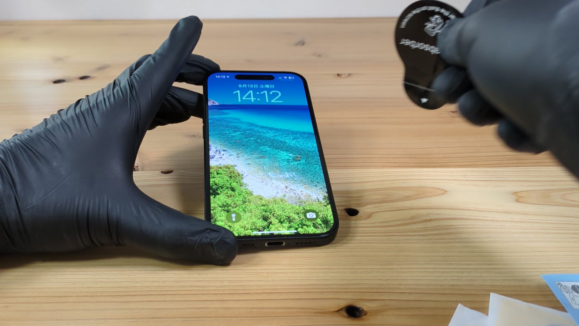 seninhiのiPhone15用ガラスフィルム実機検証: 同梱物。カメラフィルム付き