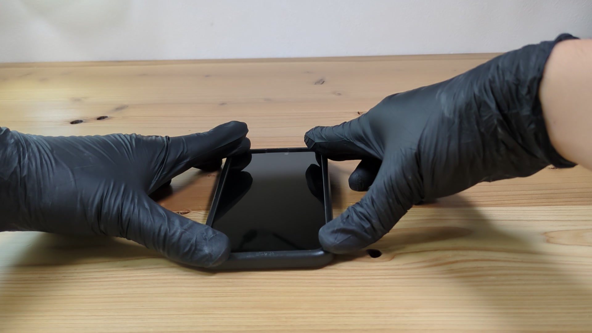seninhiのiPhone15用ガラスフィルム実機検証: ガイド枠で位置合わせ