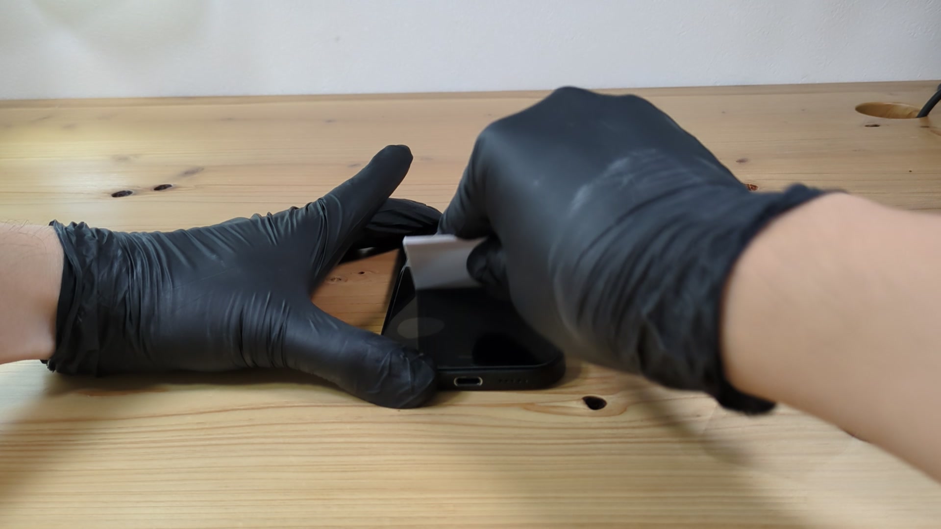seninhiのiPhone15用ガラスフィルム実機検証: 貼り付け工程