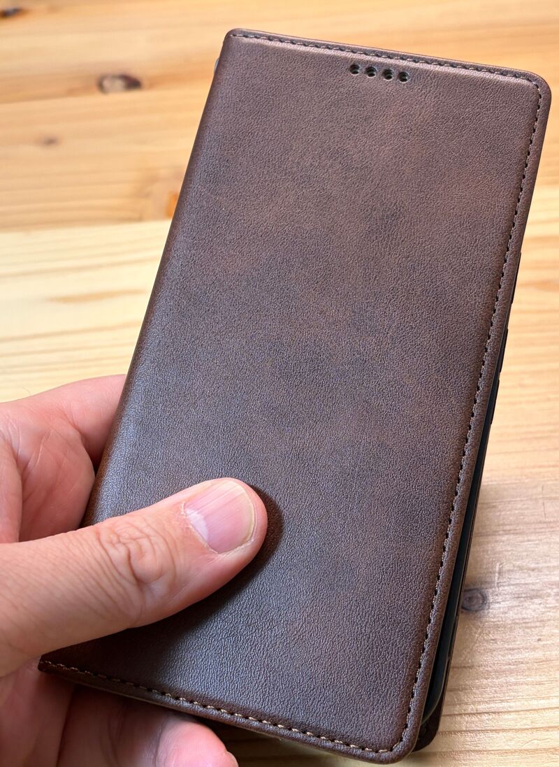 シズカウィルのiPhone17e対応手帳型ケースを開いた写真