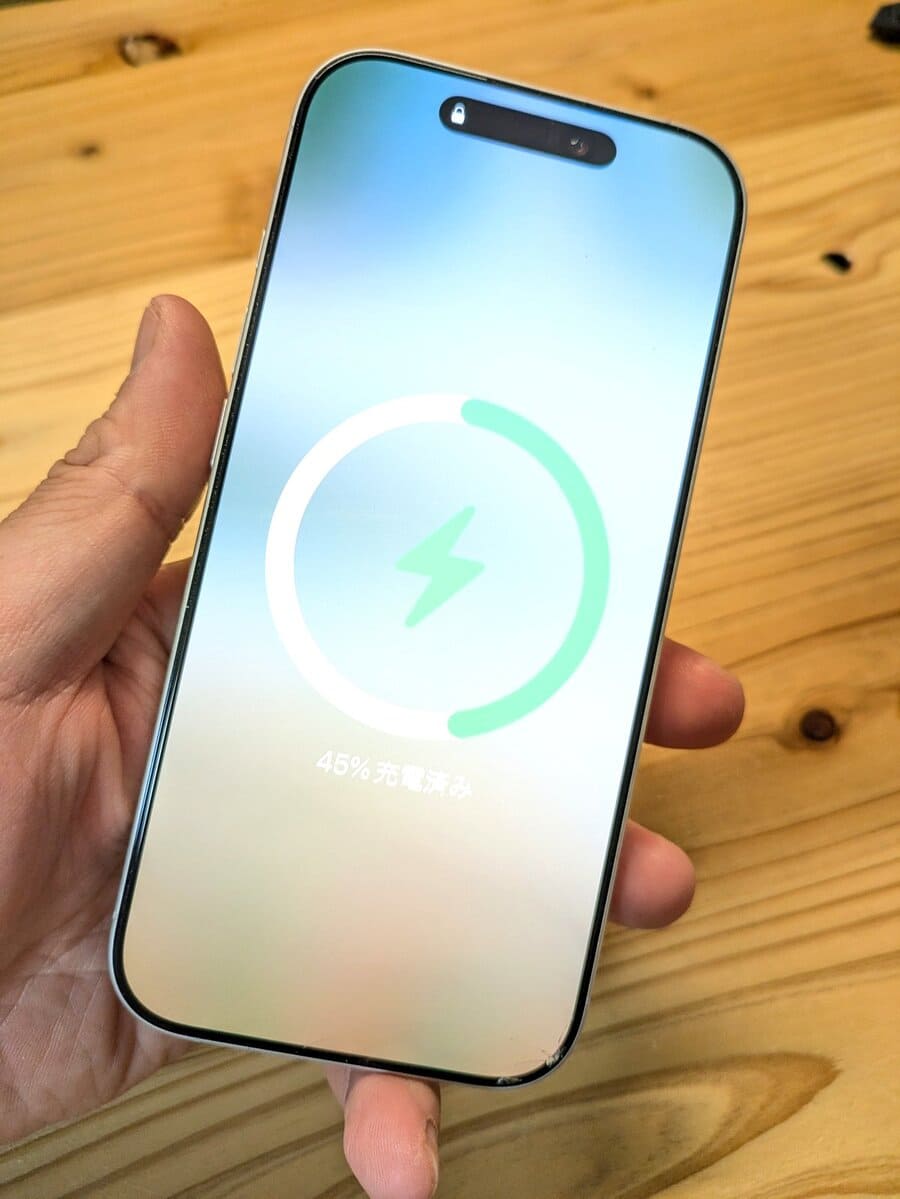 CIO SMARTCOBY Slim 5KでiPhone 17をQi2充電している画面