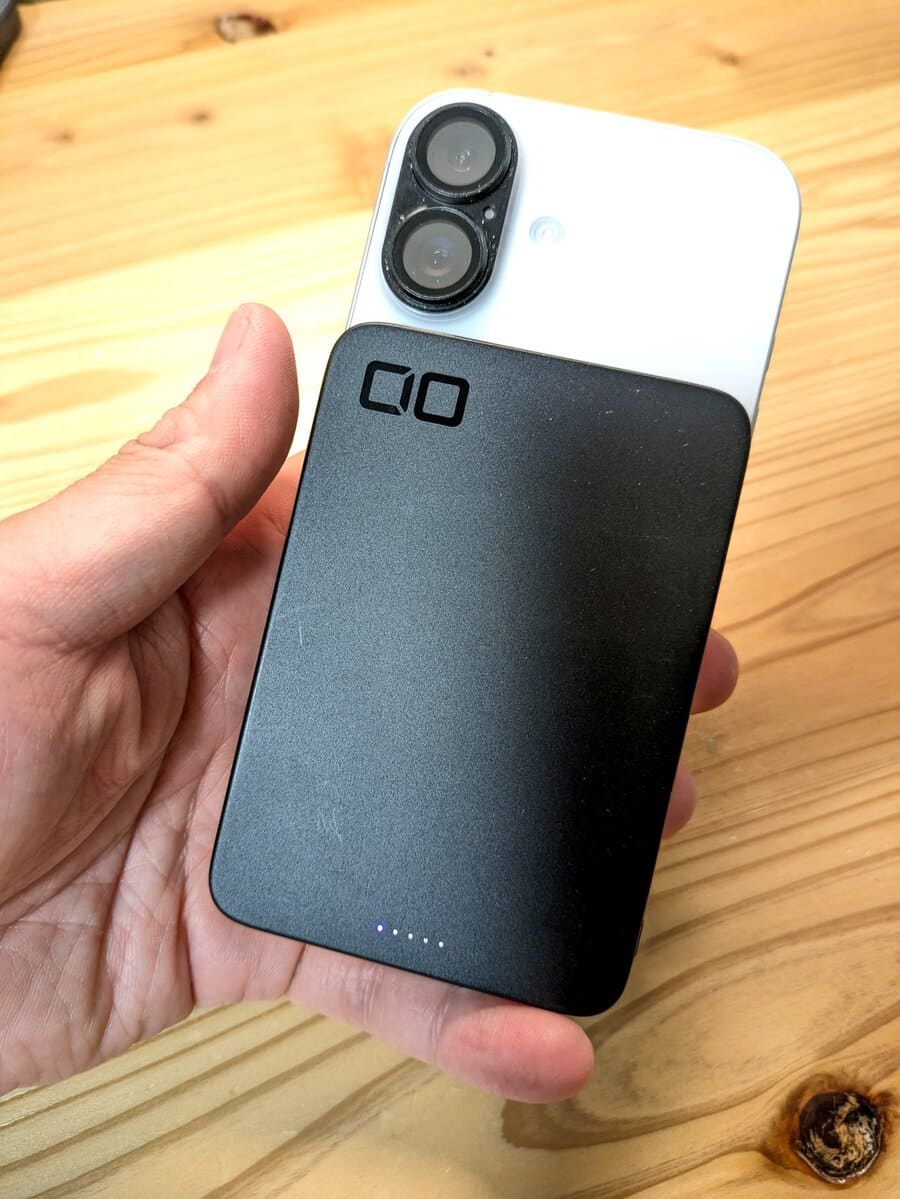 CIO SMARTCOBY Slim 5KのLEDが点灯してiPhone 17を充電している写真