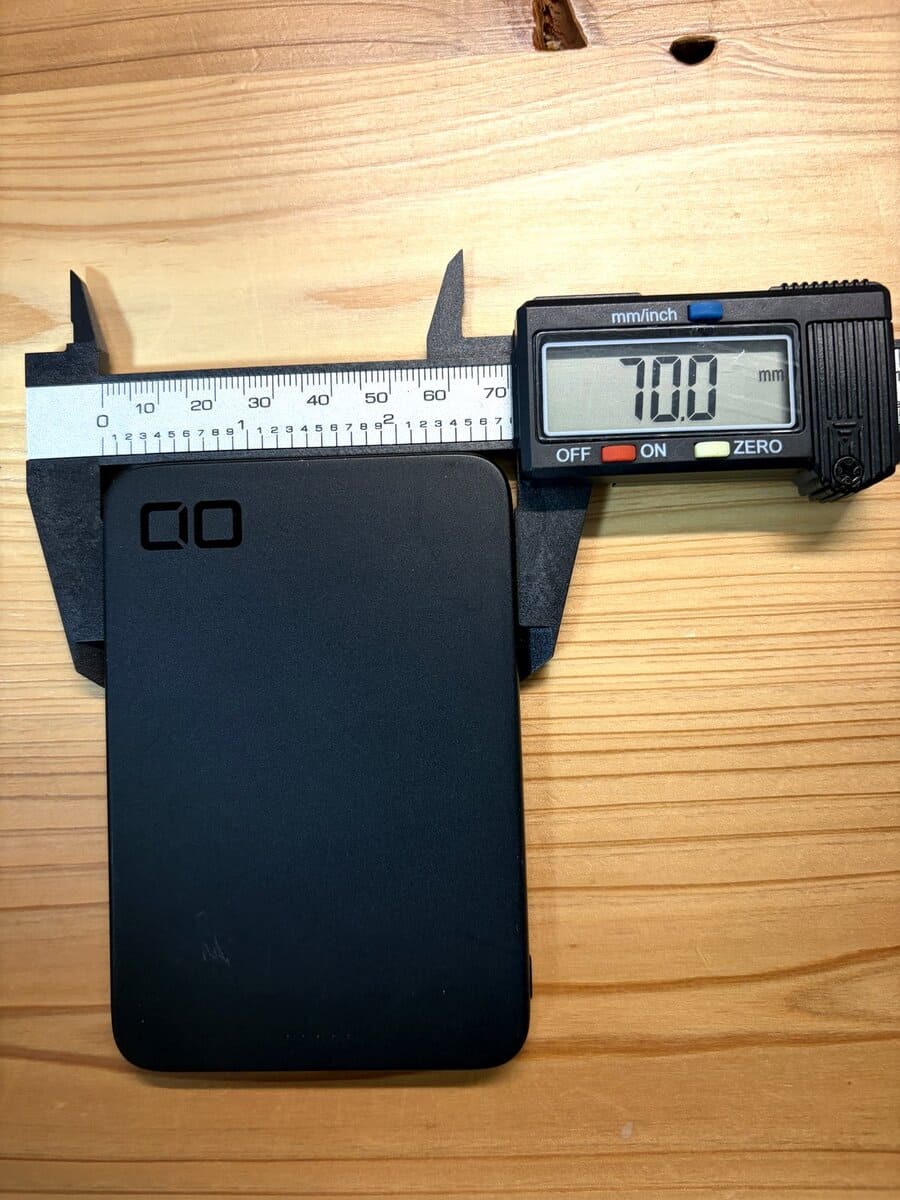 iPhone 16eモックにCIO SMARTCOBY Slim 5Kを装着した背面写真