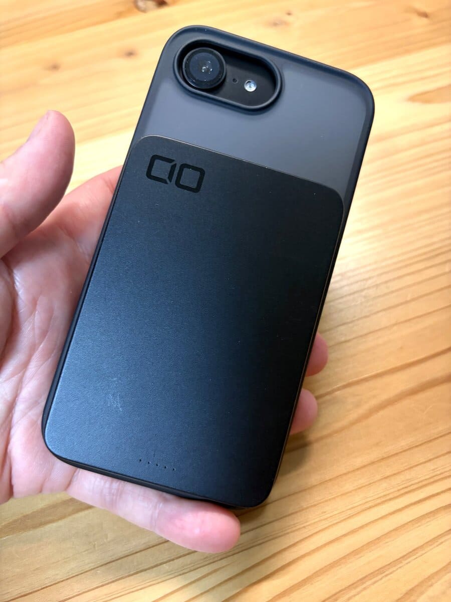 iPhone 16eモックにCIO SMARTCOBY Slim 5Kを装着した横からの写真