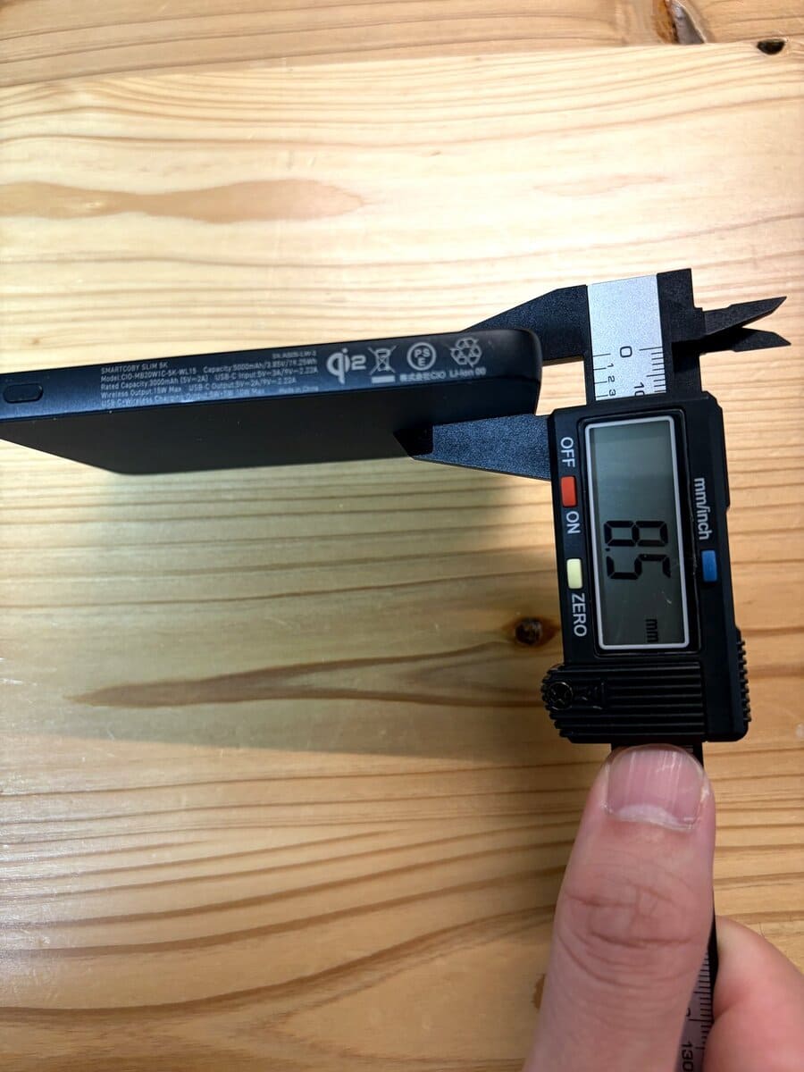 iPhone 16eモックにクリアケースを付けてCIO SMARTCOBY Slim 5Kを装着した写真