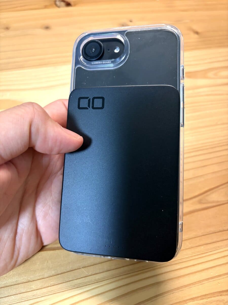 iPhone 16eモックとCIO SMARTCOBY Slim 5Kを装着した合計厚み