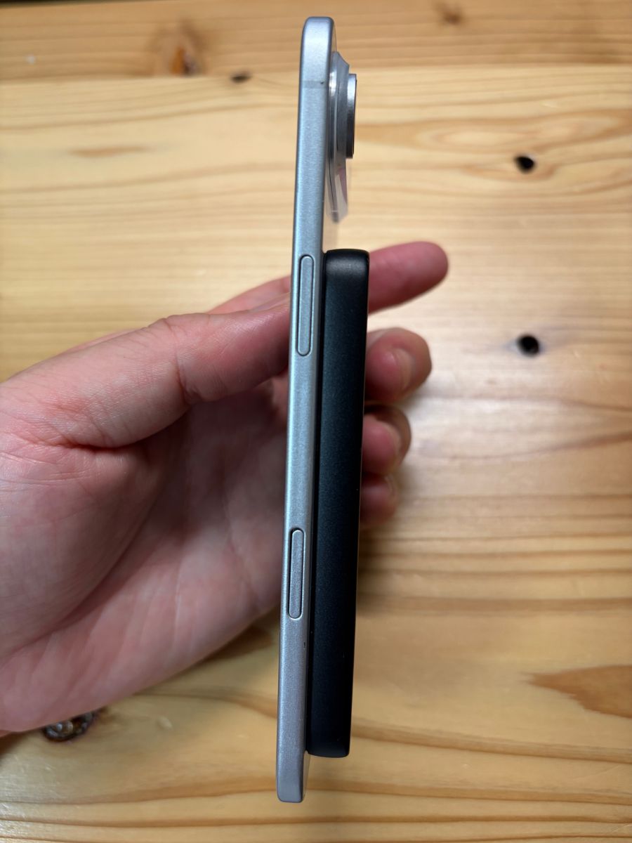 iPhone AirにCIO SMARTCOBY Slim 5Kを装着した横からの写真