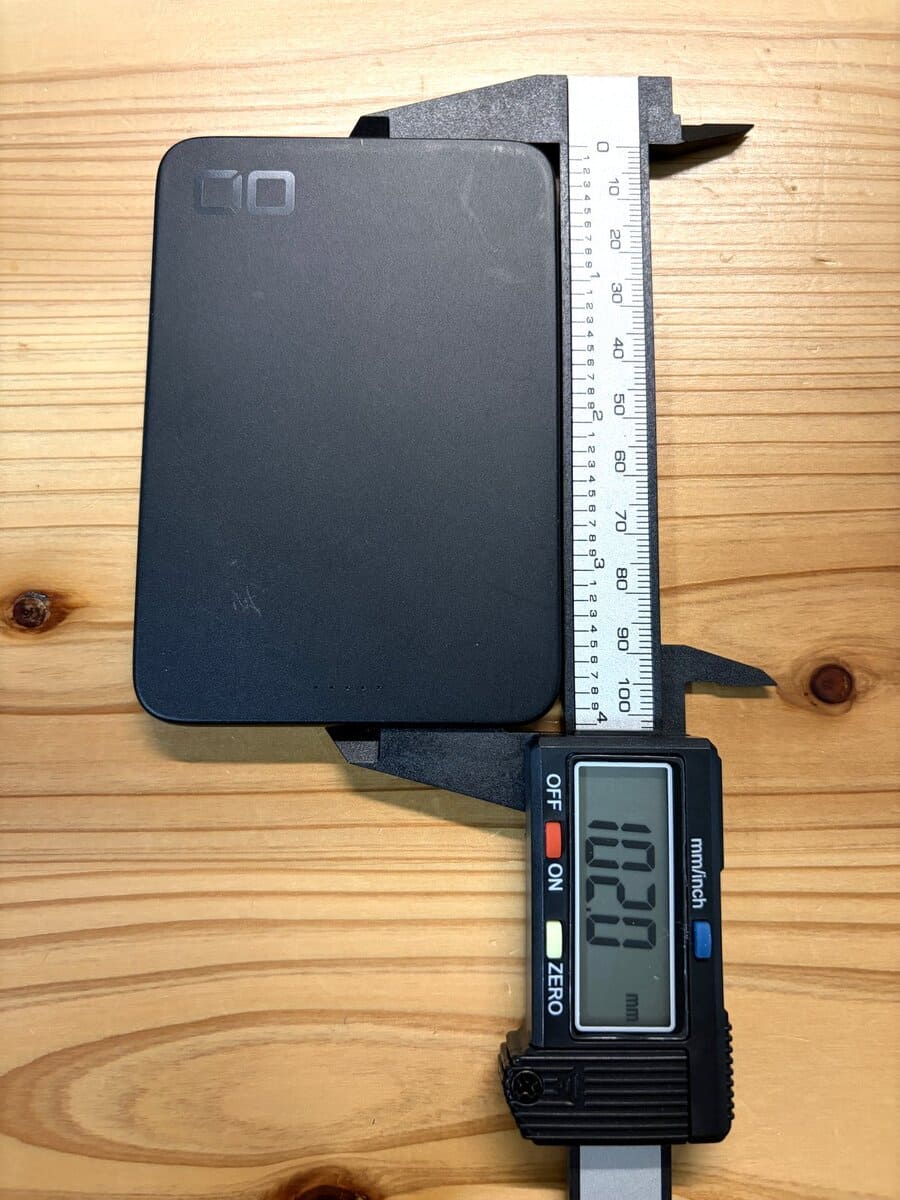 CIO SMARTCOBY Slim 5Kの厚みをノギスで測った写真