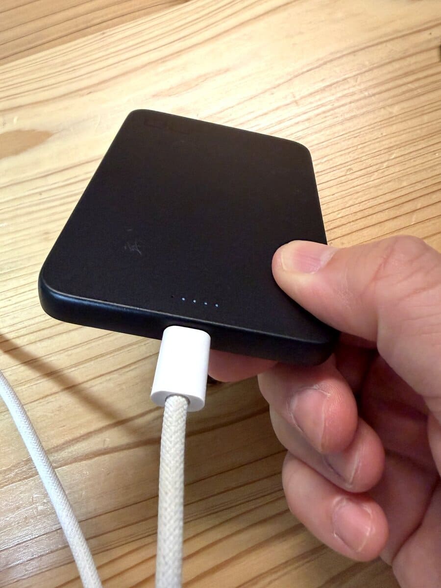 CIO SMARTCOBY Slim 5KをUSB-Cケーブルで有線充電している写真