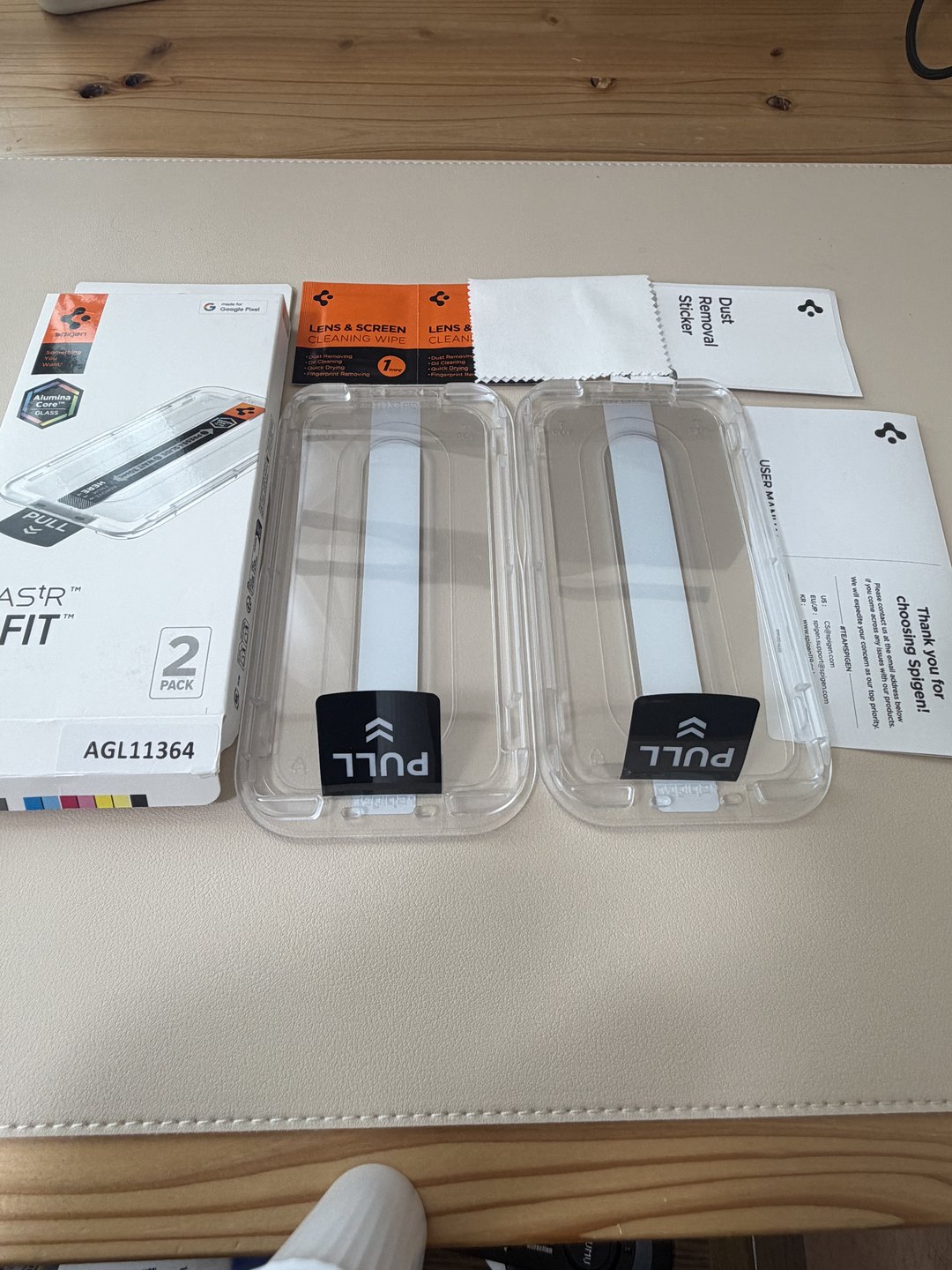 Spigen EZ Fitシリーズの同梱品（別機種版・同シリーズの参考写真）