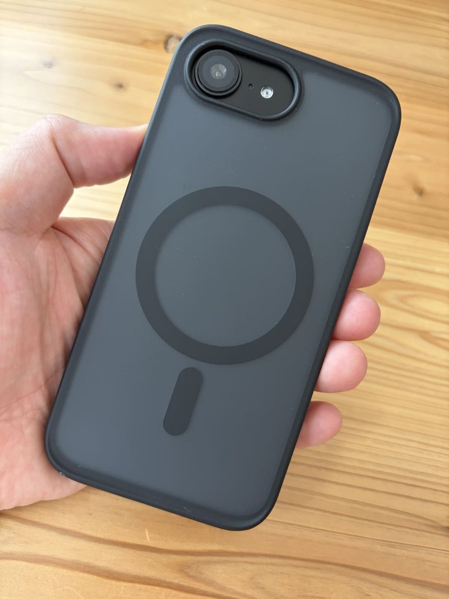 TORRASのiPhone17e対応マットブラックケースを手に持った写真