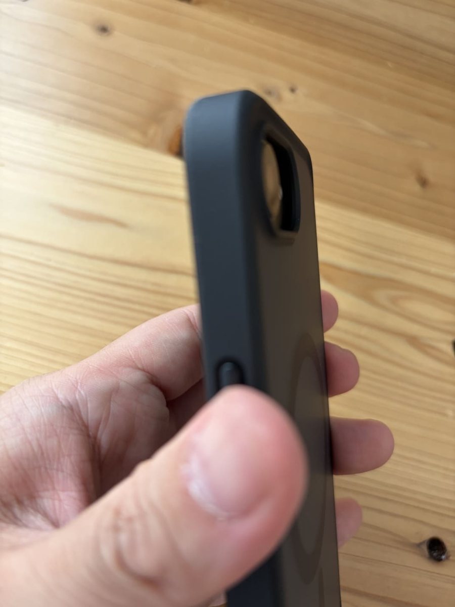 TORRASのiPhone17e対応ケースの側面とボタン部分