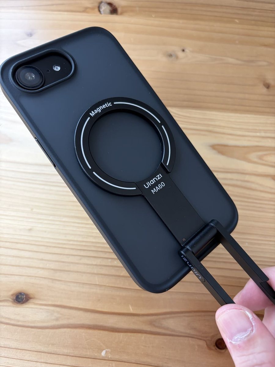 TORRASのiPhone17e対応ケースにMagSafeアクセサリーを装着した写真