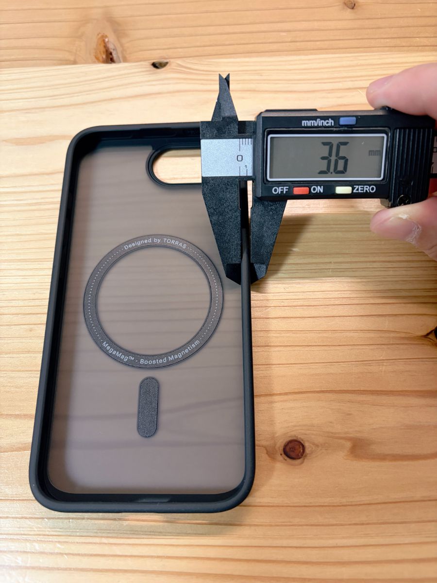 TORRASのiPhone17e対応ケースの側面厚みをノギスで測っている写真