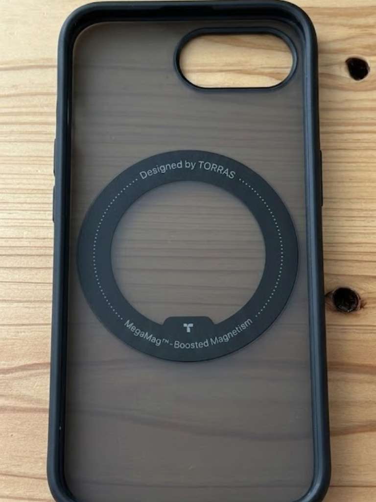 TORRASのiPhone17e対応スタンド付きケースの背面デザイン