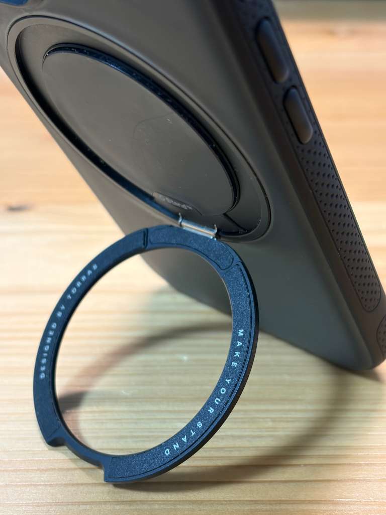 TORRASのiPhone17e対応ケースのスタンド使用イメージ