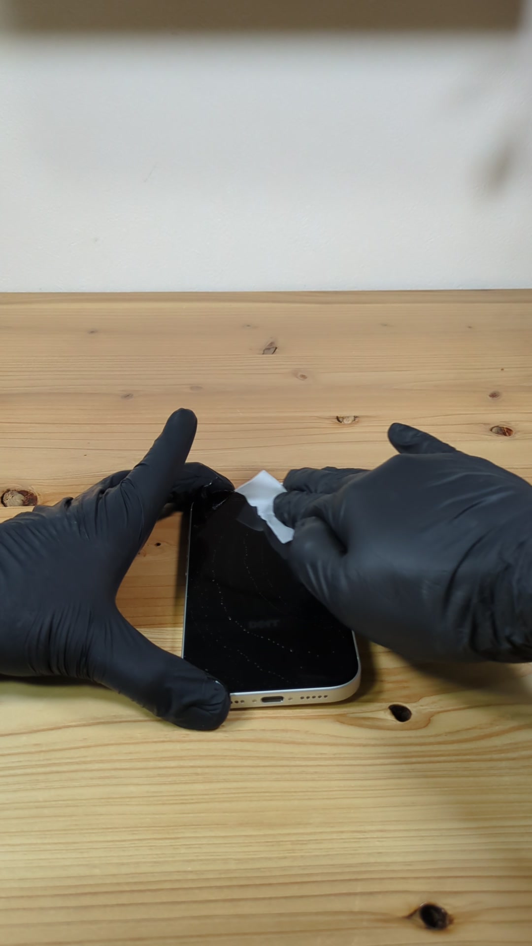 TORRASのiPhone15用ガラスフィルム実機検証: 貼り付け前のクリーニング