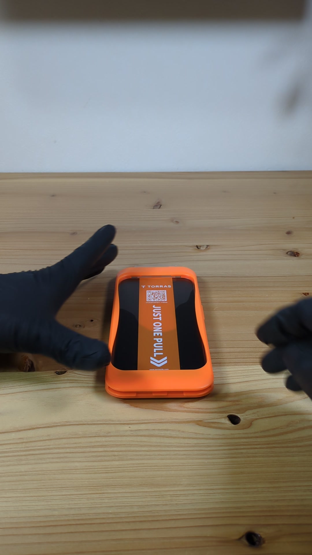 TORRASのiPhone15用ガラスフィルム実機検証: JUST ONE PULL枠を装着