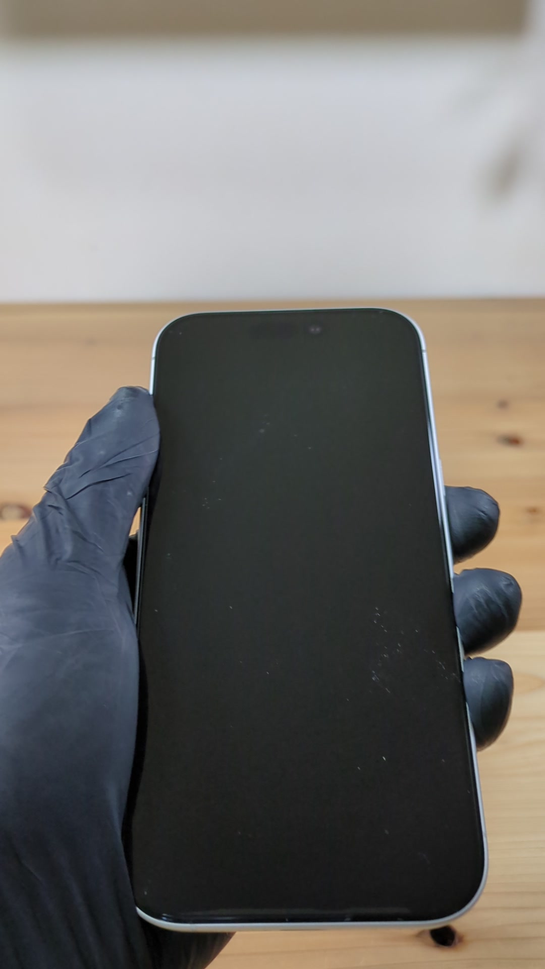 TORRASのiPhone15用ガラスフィルム実機検証: 貼り付け後。気泡なし