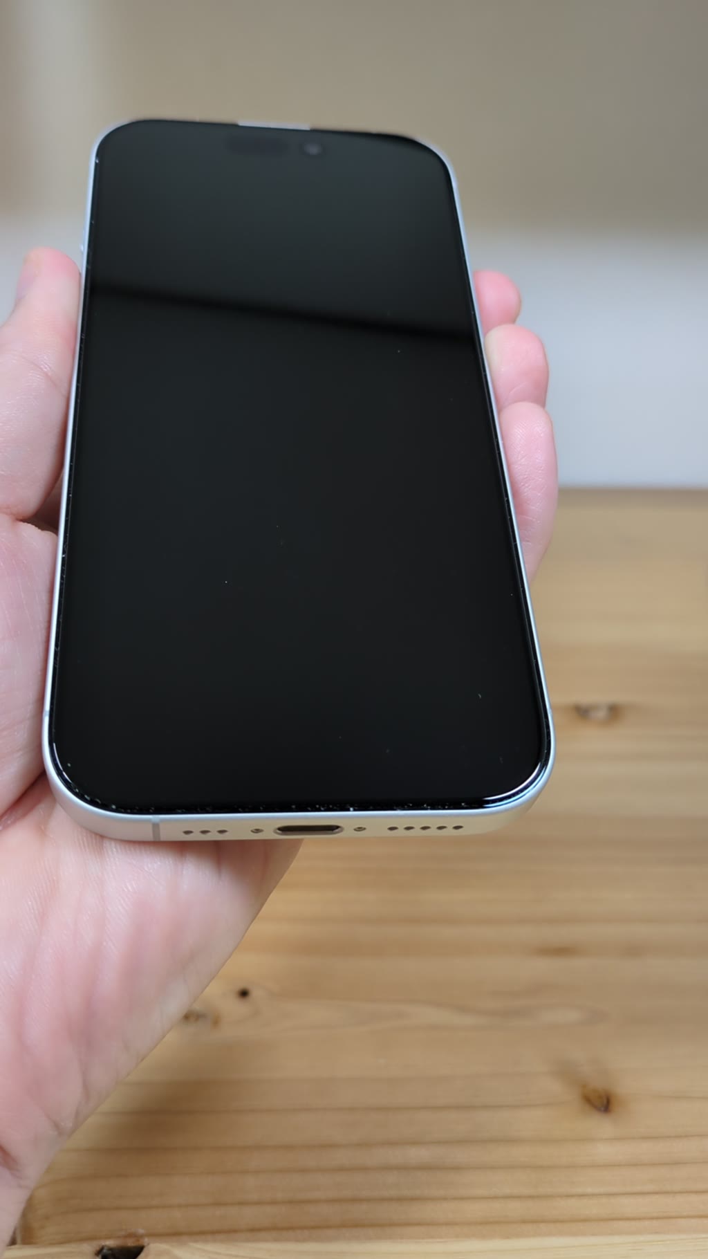 TORRASガラスフィルムをiPhoneに貼り付けた完成状態