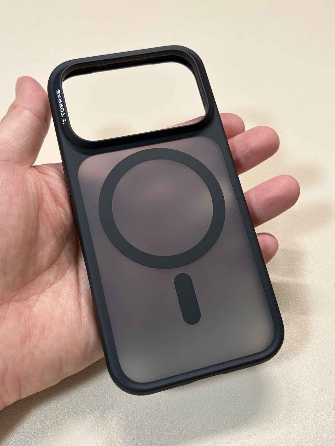 TORRAS Guardian-Mag 黒（iPhone 18 Pro用）の背面。半透明マットとMagSafeリング