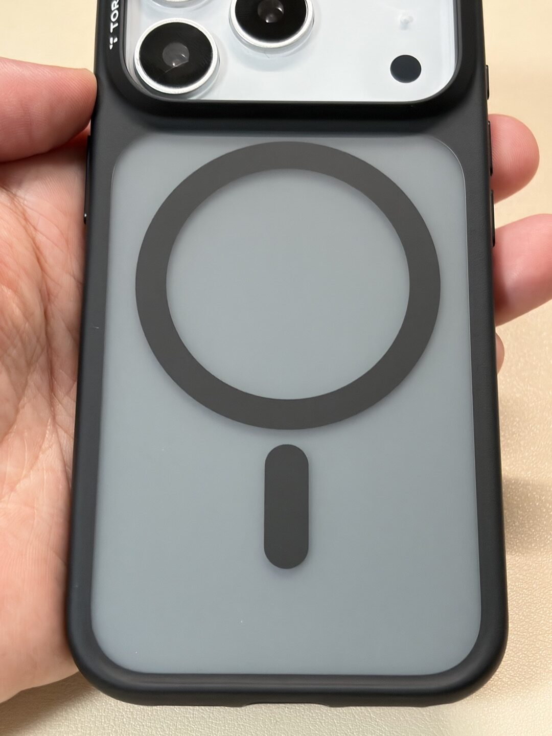 iPhone 17 ProモックにTORRAS Guardian-Mag 黒（iPhone 18 Pro用）を装着した背面全体