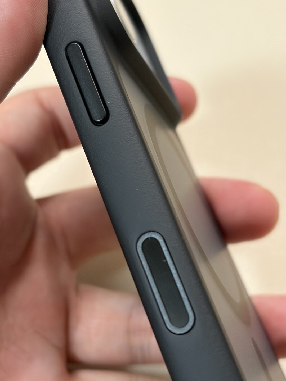 TORRAS Guardian-Magの側面。電源ボタンとカメラコントロールはカバー型