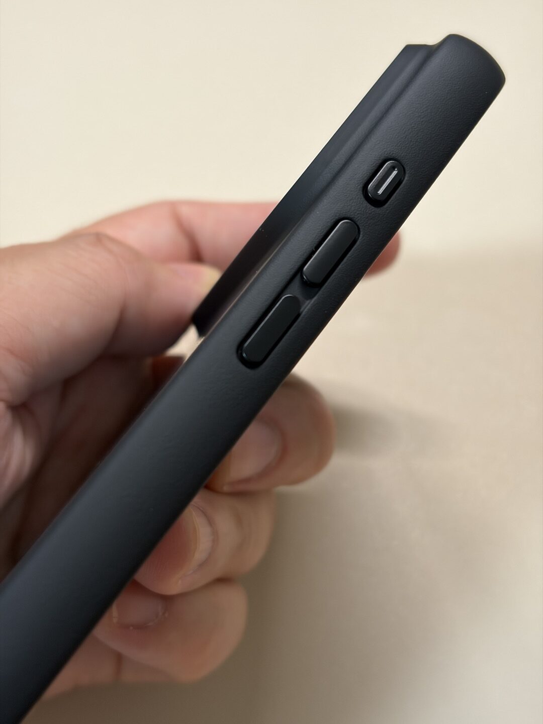TORRAS Guardian-Magの側面。アクションボタンと音量ボタンはカバー型