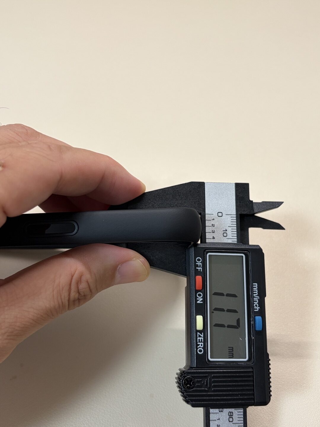 TORRAS Guardian-Magの側面の全高をノギスで計測、11.7mm