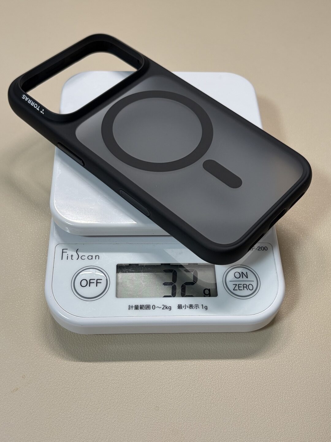 TORRAS Guardian-Mag 黒（iPhone 18 Pro用）をキッチンスケールで計量、32g