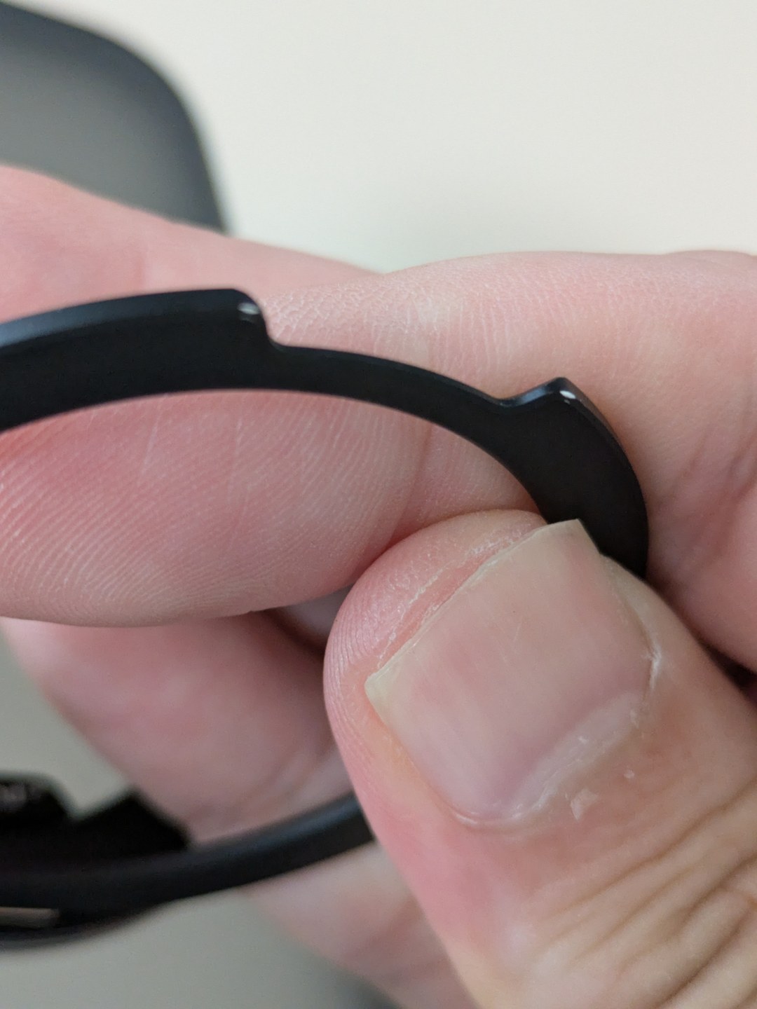 約1年使用したTORRAS Ostand黒のリング。金属部の黒メッキが一部剥がれて銀色が見えている