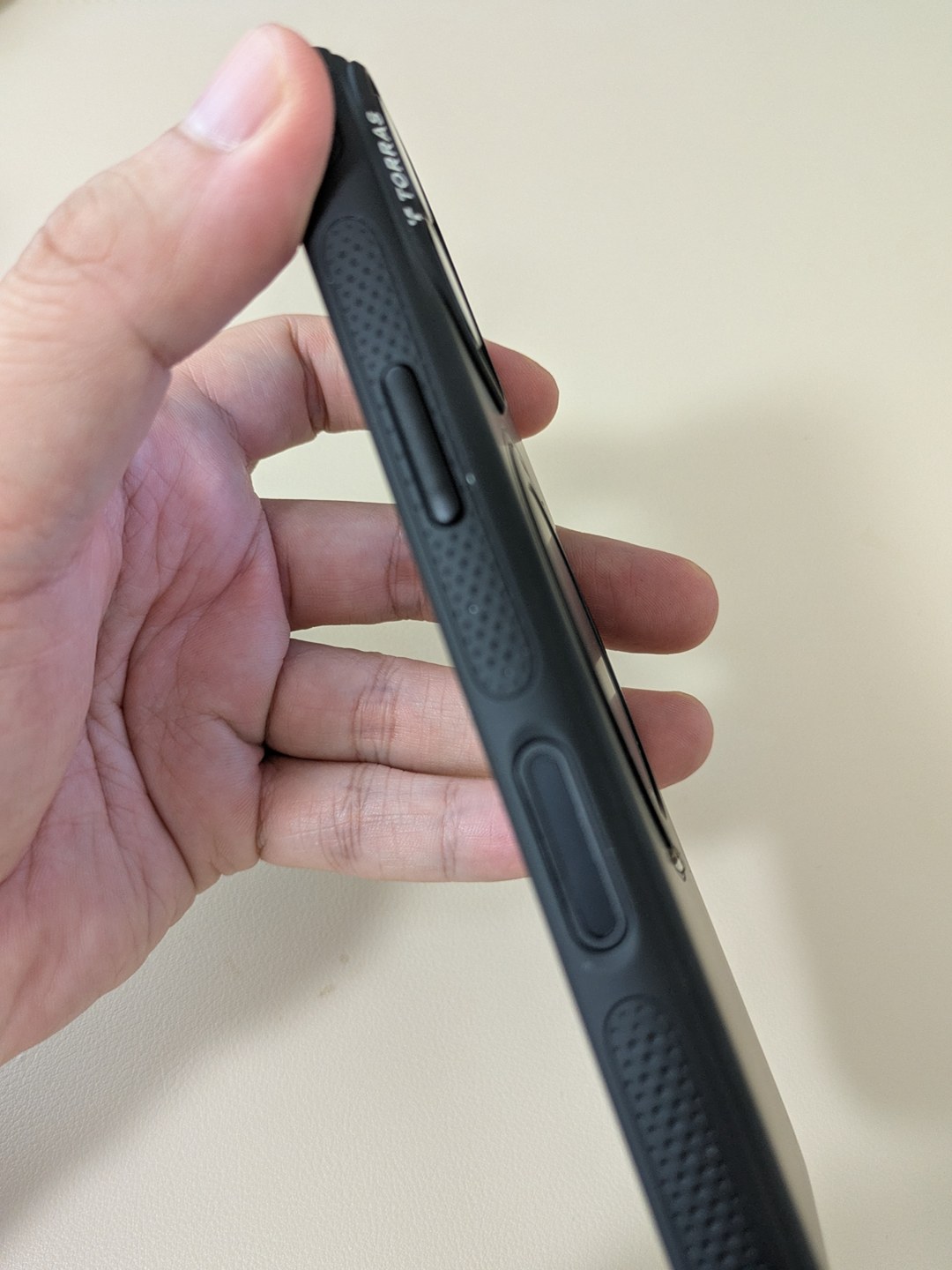 TORRAS Ostand スタンドケース(iPhone 17用・黒・約1年使用)