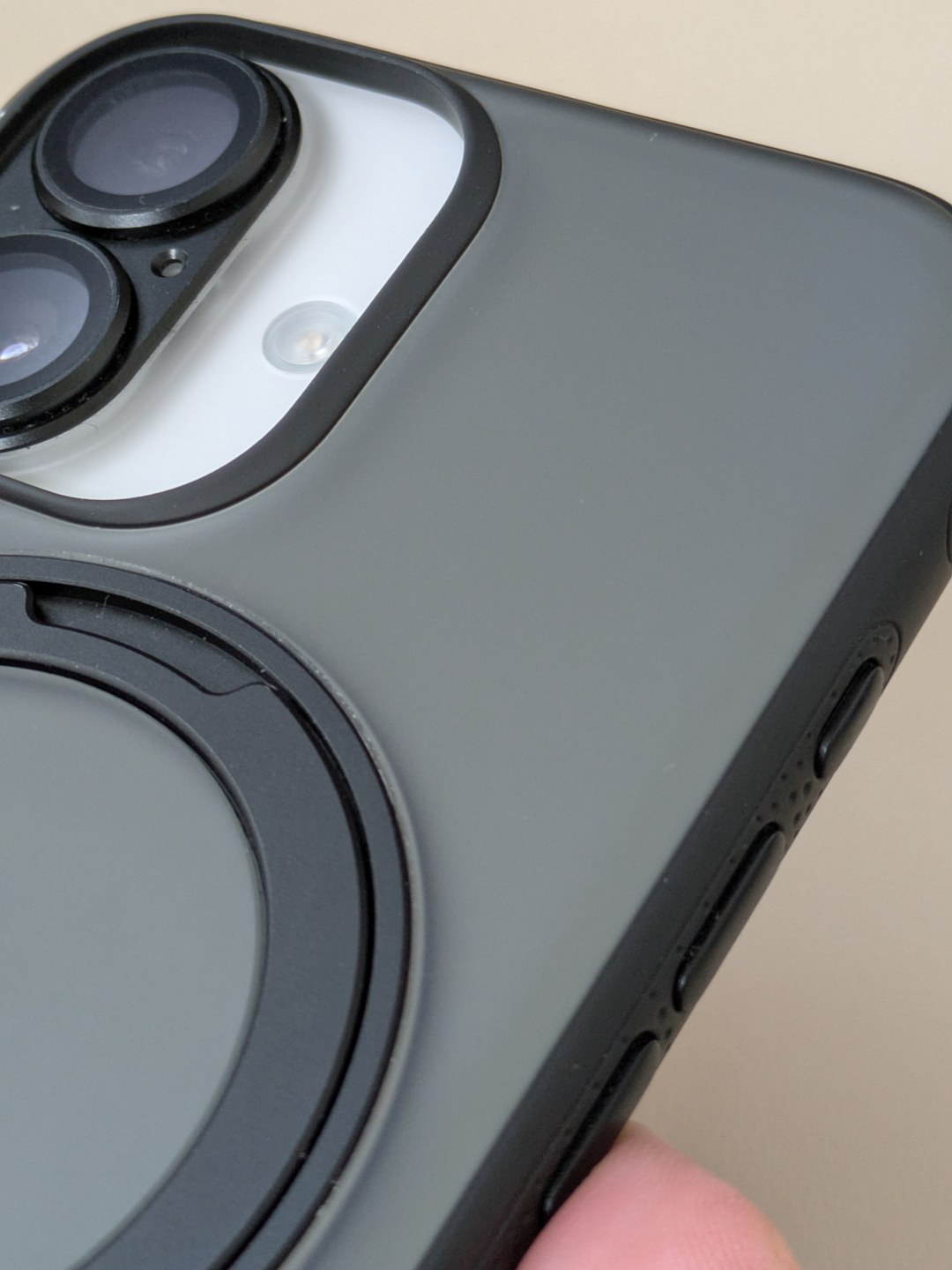 TORRAS Ostand スタンドケース(iPhone 17用・黒・約1年使用)
