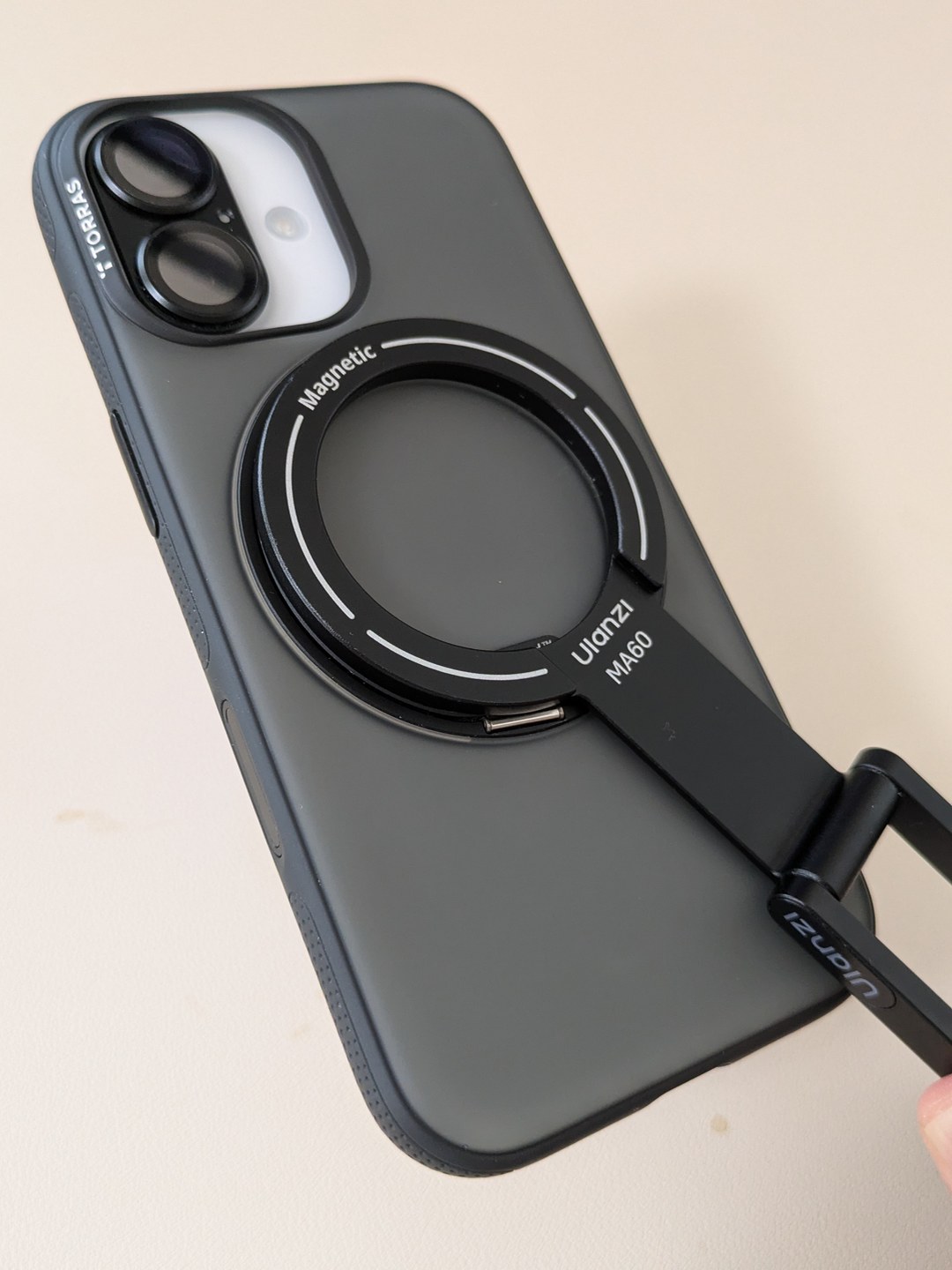 TORRAS Ostand スタンドケース(iPhone 17用・黒・約1年使用)