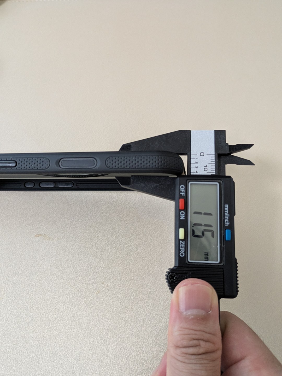 TORRAS Ostand スタンドケース(iPhone 17用・黒・約1年使用)