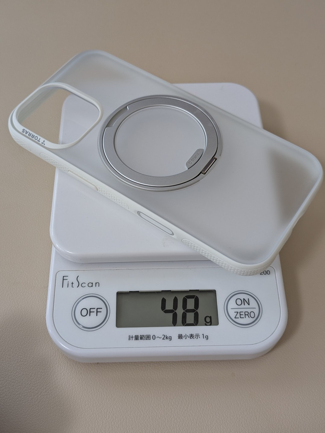 TORRAS Ostand スタンドケース(iPhone 17用・白)をキッチンスケールで計量