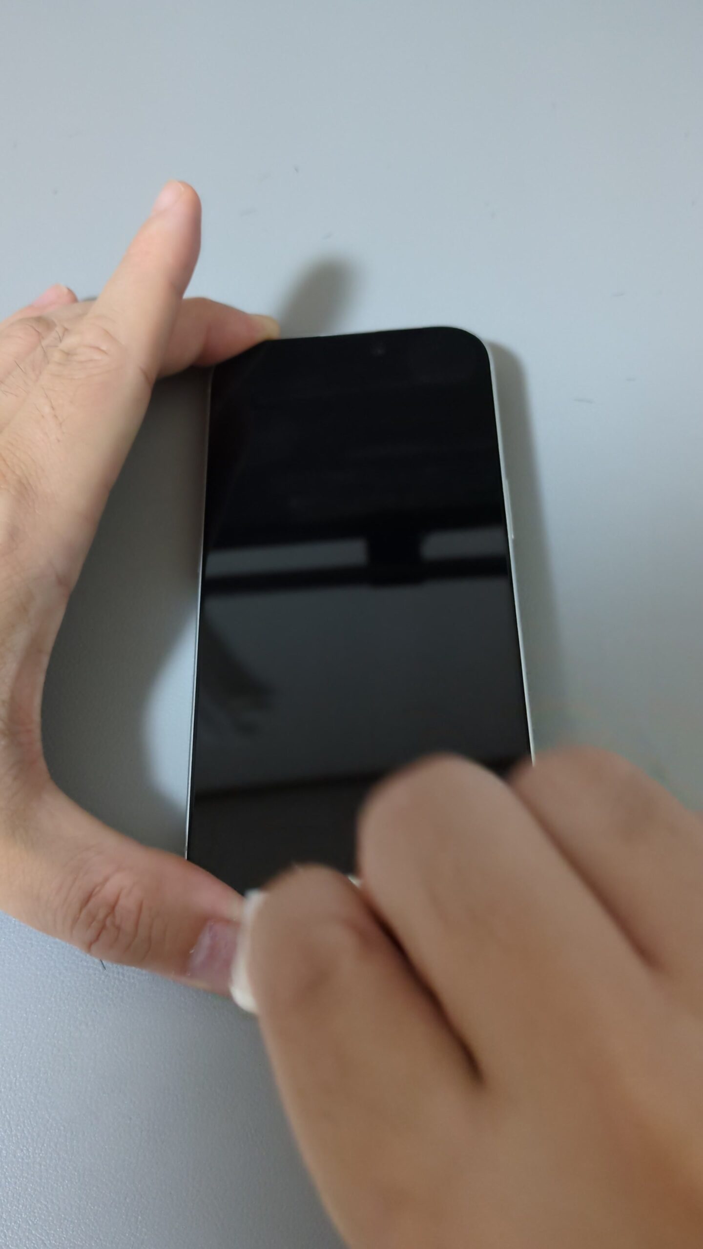 TORRAS覗き見防止フィルムを斜めから見たときの暗さ（iPhone17）