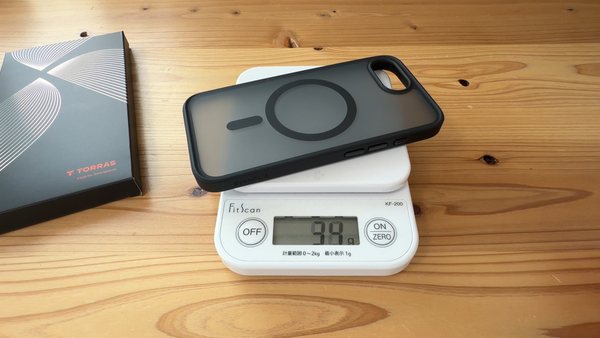 TORRASのiPhone17e対応ケースを重量計で測っている写真