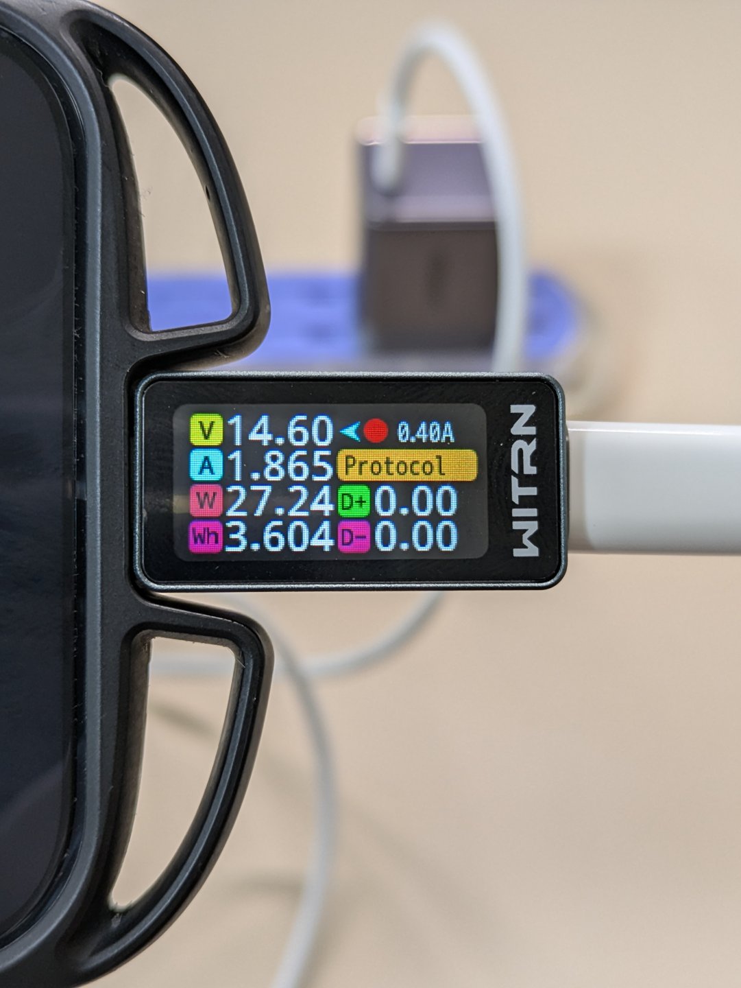 UGREEN Nexode Air 65WでiPhone 17を充電中のWITRNテスター表示(14.60V・1.865A・27.24W)