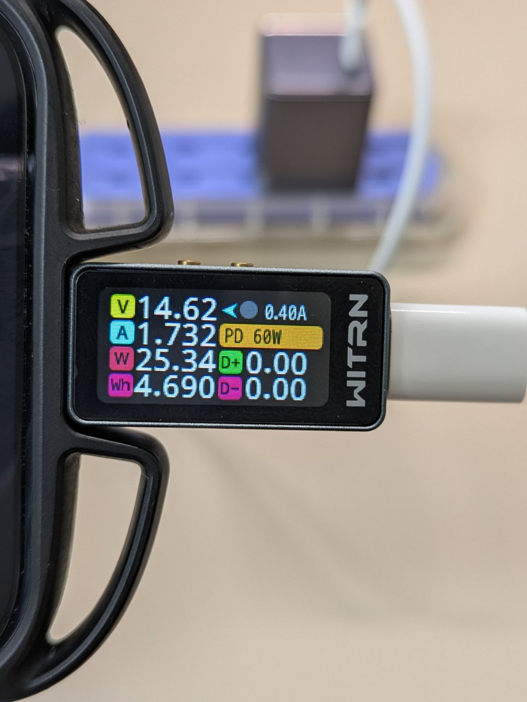 UGREEN Nexode Air 65WでiPhone 17を充電中のWITRNテスター表示(14.62V・1.732A・25.34W・PD 60W)
