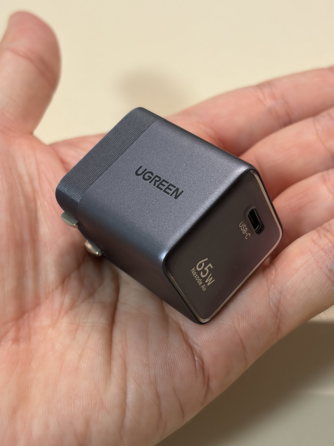 UGREEN Nexode Air 65Wを手のひらに載せたサイズ感